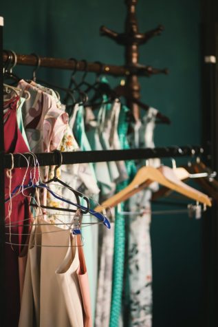 https://www.pexels.com/photo/clothes-hanger-hanged-on-clothes-rack-1148960/