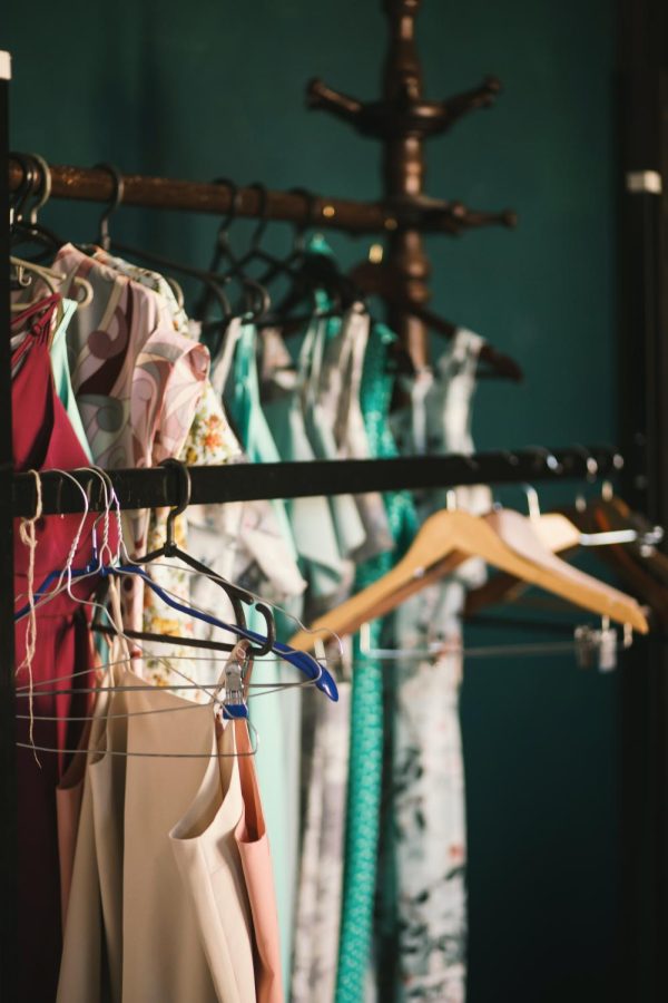 https%3A%2F%2Fwww.pexels.com%2Fphoto%2Fclothes-hanger-hanged-on-clothes-rack-1148960%2F